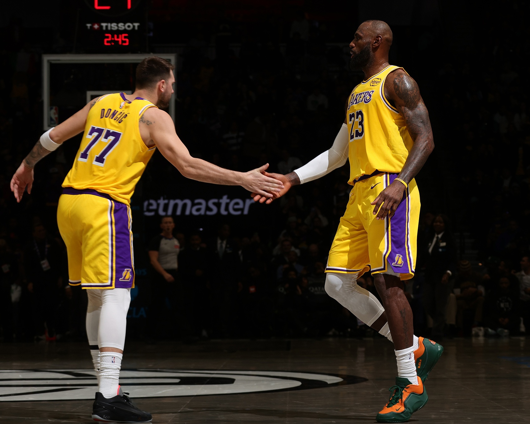 Baccara Gaming-这都能赢？湖人全队22失误&amp;詹姆斯8次东契奇5次 76人全队14次