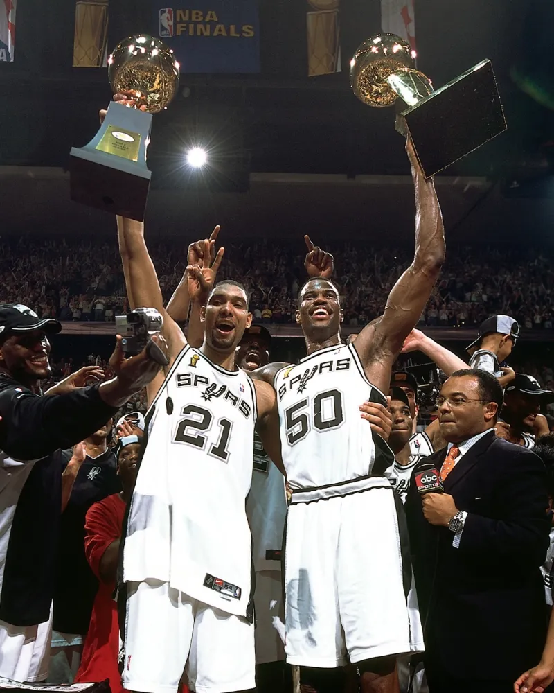 百家乐官方网站-SLAM回顾马刺队史夺冠合照：赢球，就是唯一的标准